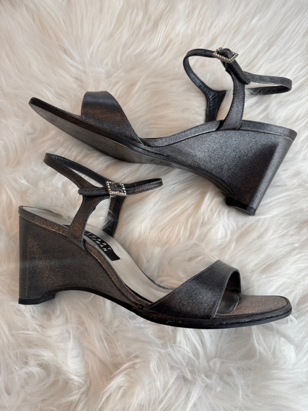 Stuart Weitzman “Glosensation” Pewter Matte Lame Wedge Sandals size 9